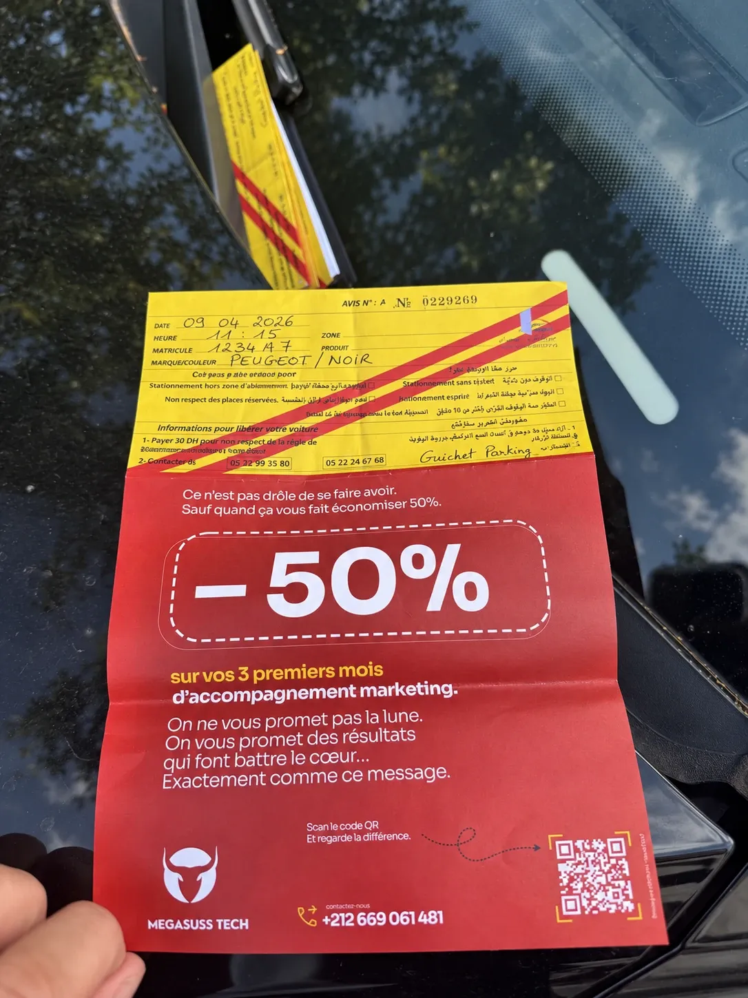 Flyer aux codes d’un avis de stationnement, déplié sur l’offre −50 %
