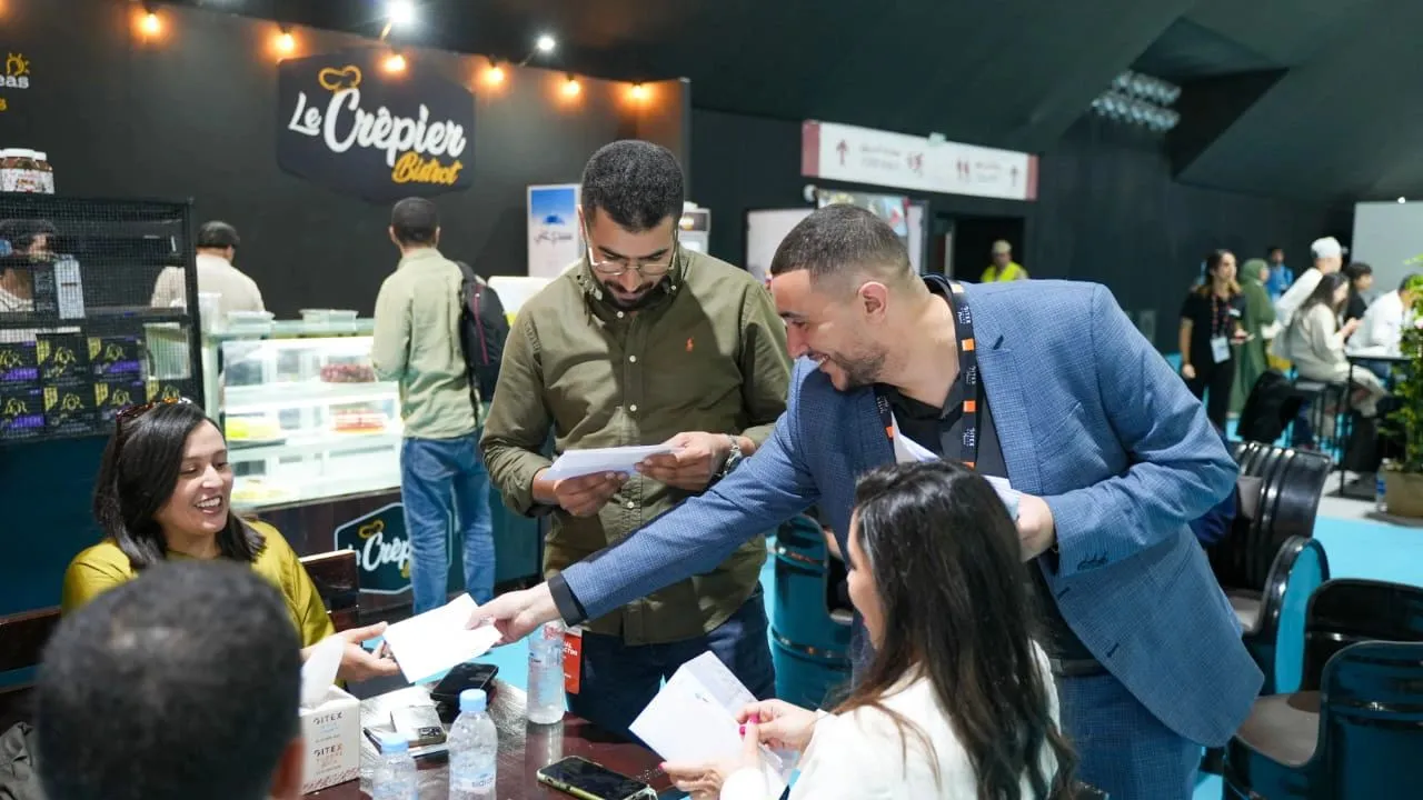 Distribution à une table du salon