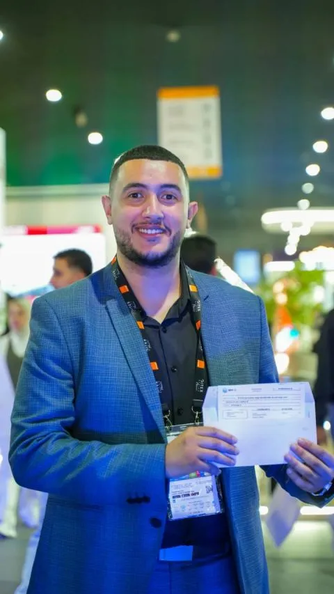Karim Sahraoui avec l’enveloppe et le chèque