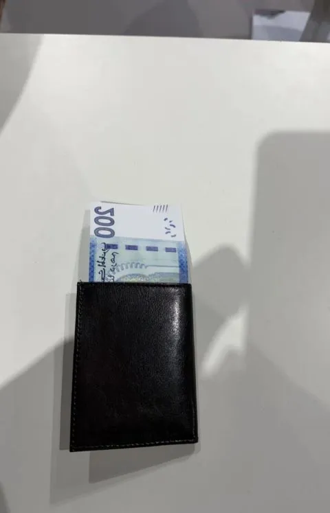 Porte-monnaie avec un billet qui dépasse, au GITEX Africa