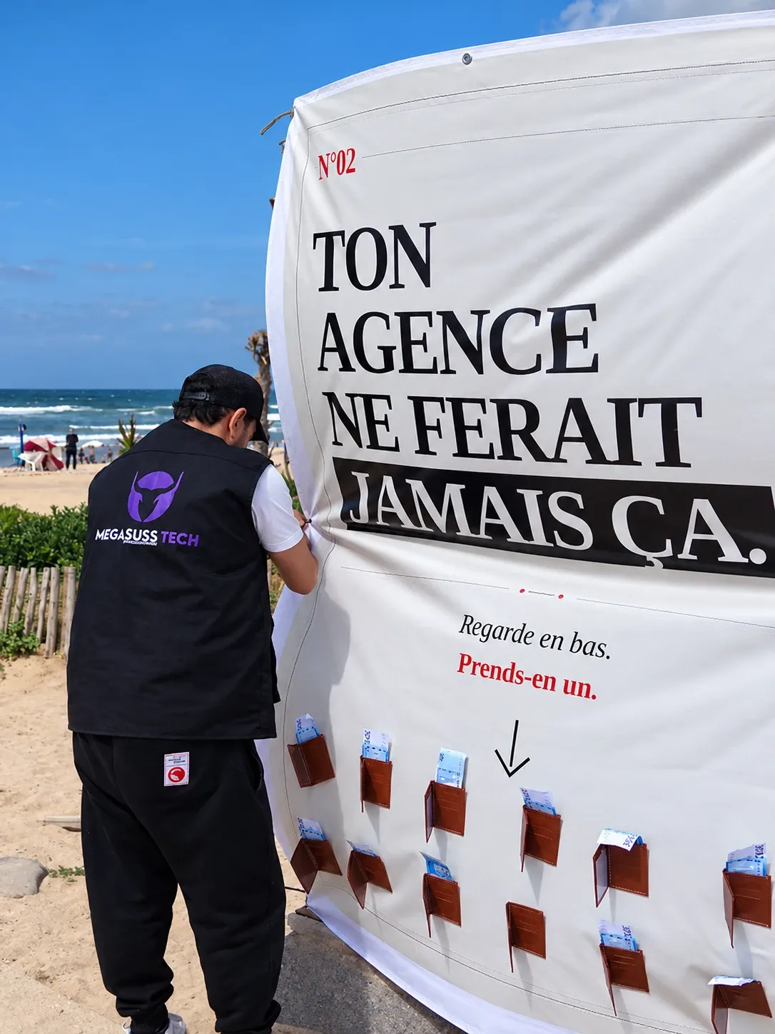 Affiche « Ton agence ne ferait jamais ça » sur la plage