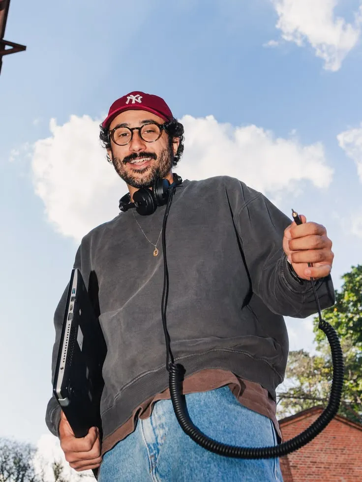 Membre de l'équipe avec casque et ordinateur