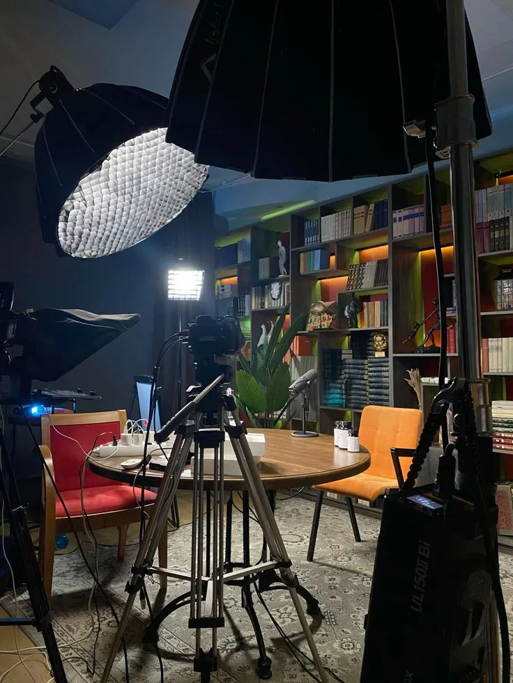 Plateau d'interview devant une bibliothèque