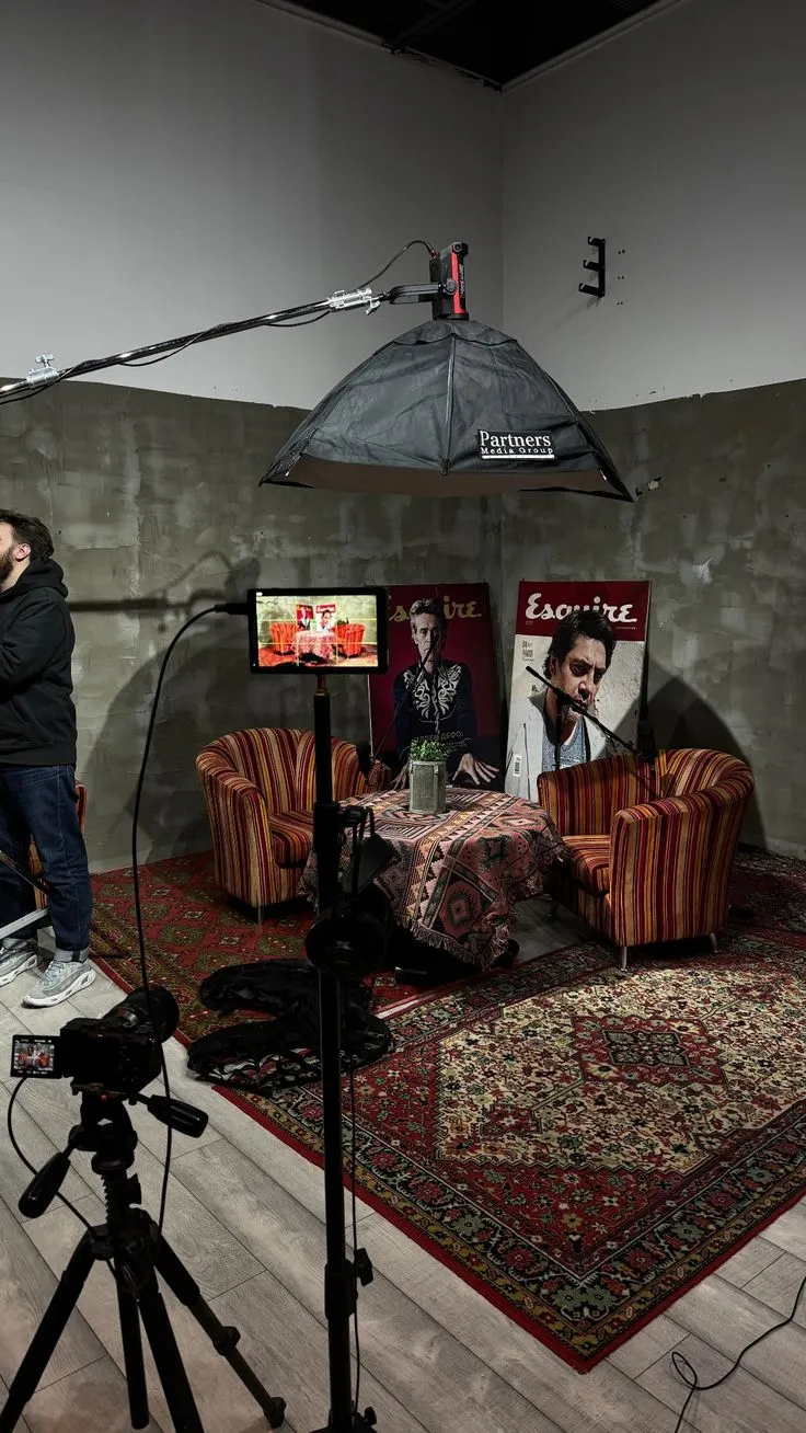 Plateau podcast avec fauteuils et tapis