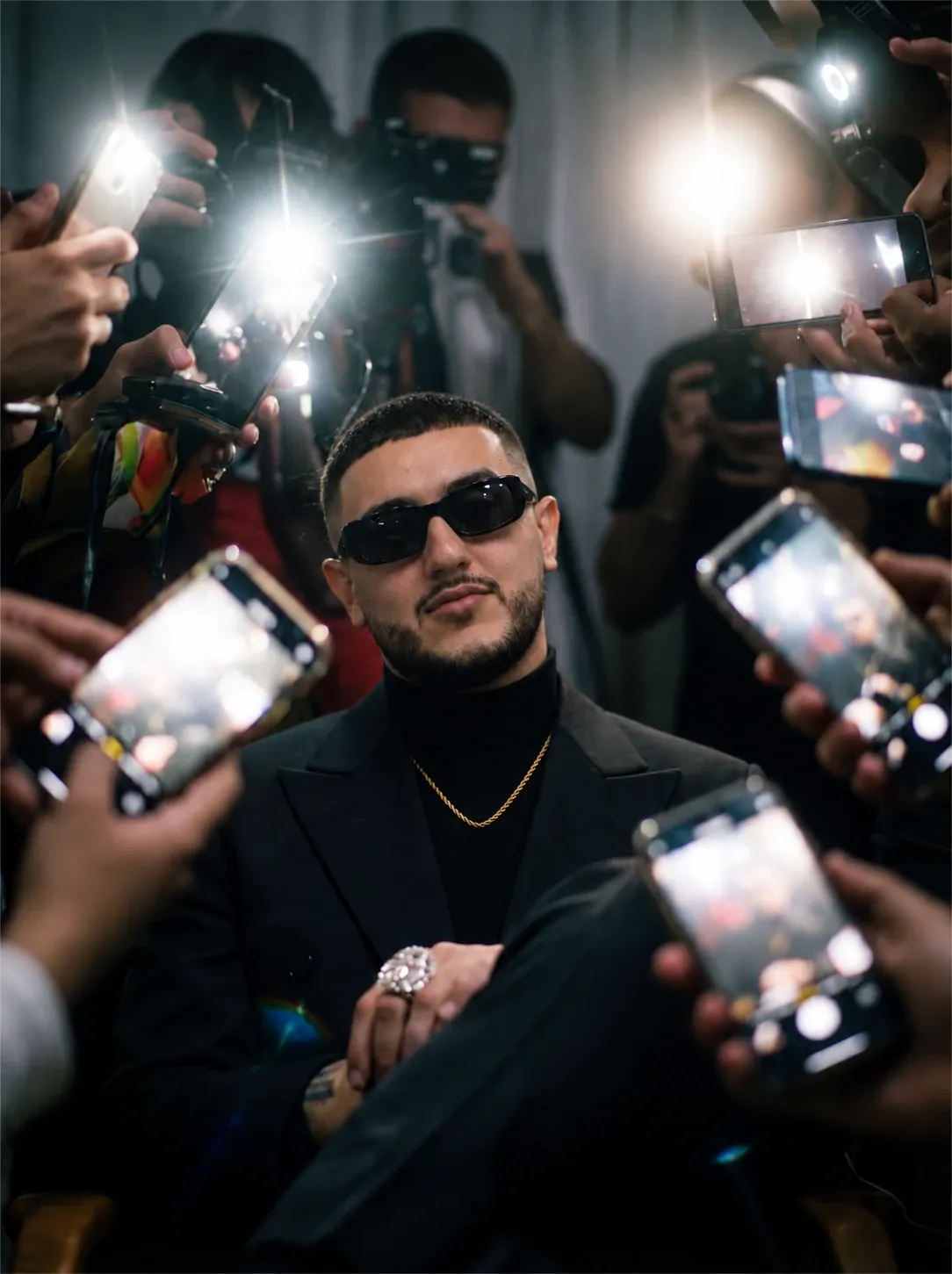 Portrait d'artiste sous les flashs des téléphones
